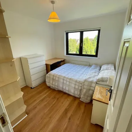 Entire 3 Bed Apartment, Close To Dublin شقة